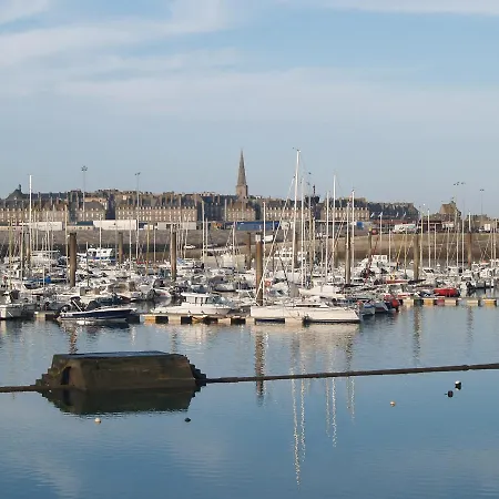 Port Mer, Les Pieds Dans L'eau *